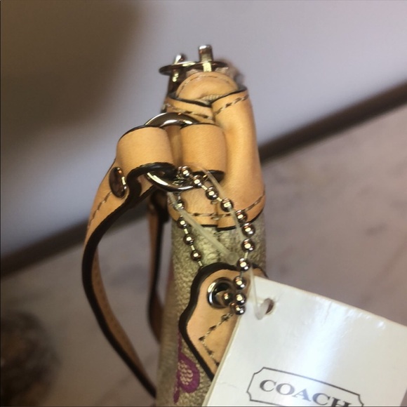 New with tags Coach Peyton Signature C medium wristlet - Picture 12 of 15
